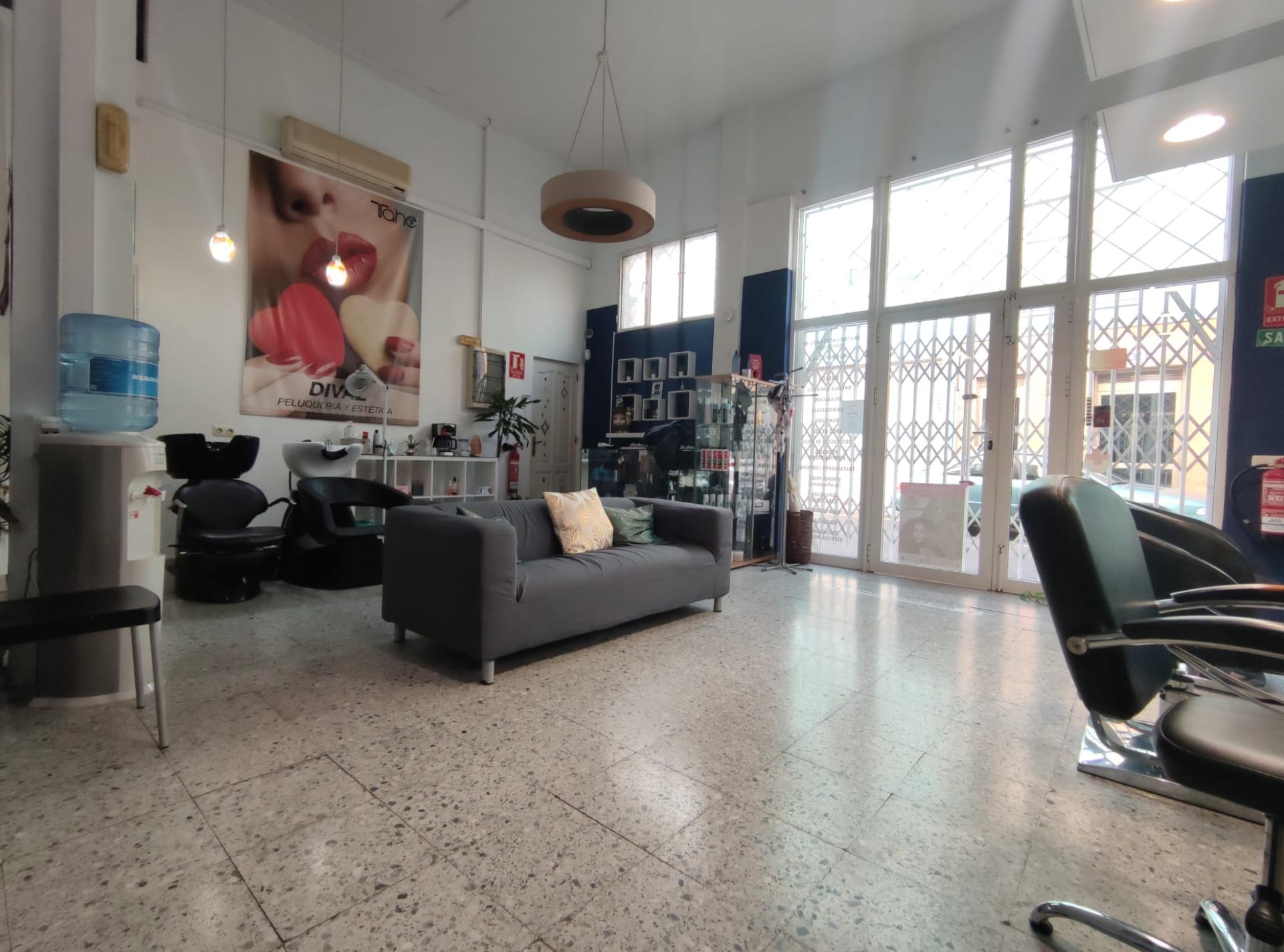 💇‍♀️✨ ¡Oportunidad única de traspaso! Peluquería en funcionamiento ✨💇‍♂️ - 1