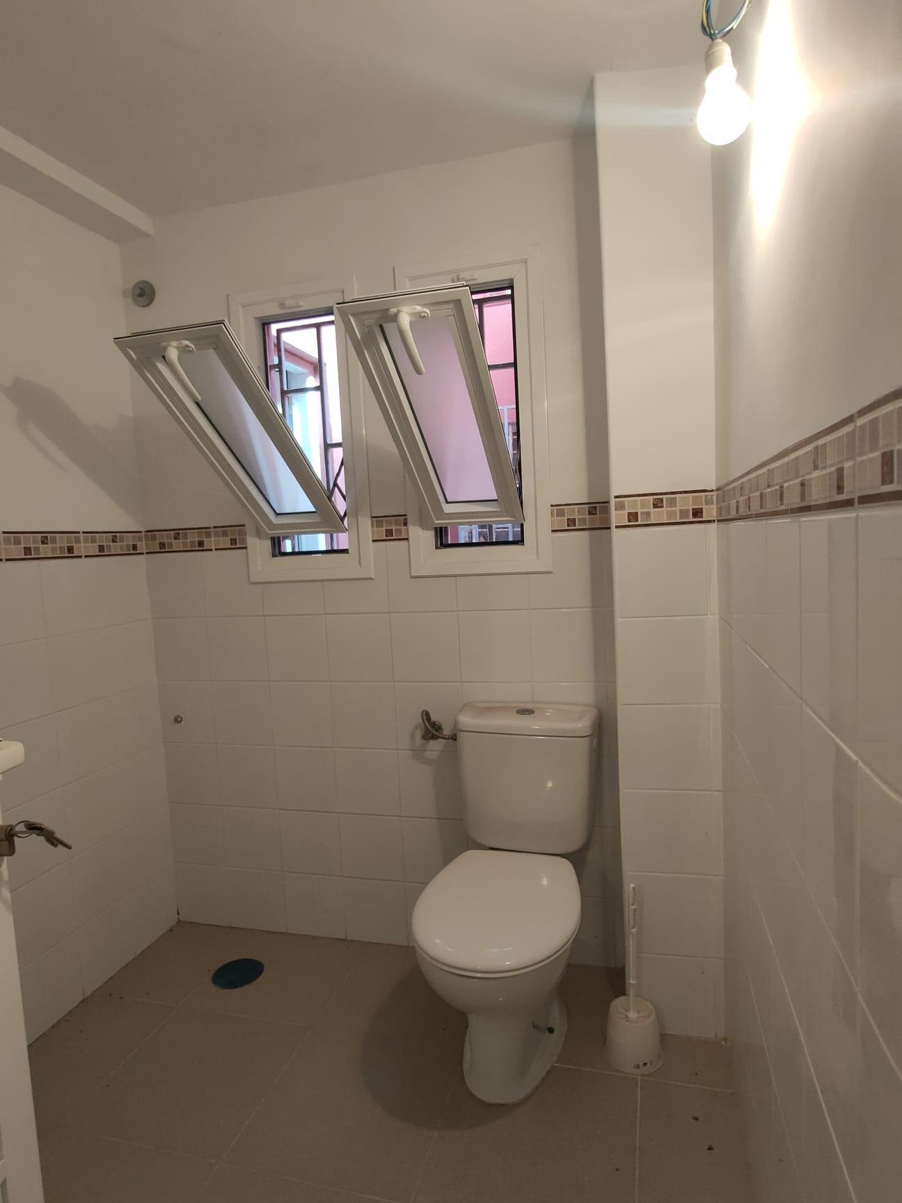 ¡Te presentamos nuestro espectacular local comercial disponible para alquiler! - 6