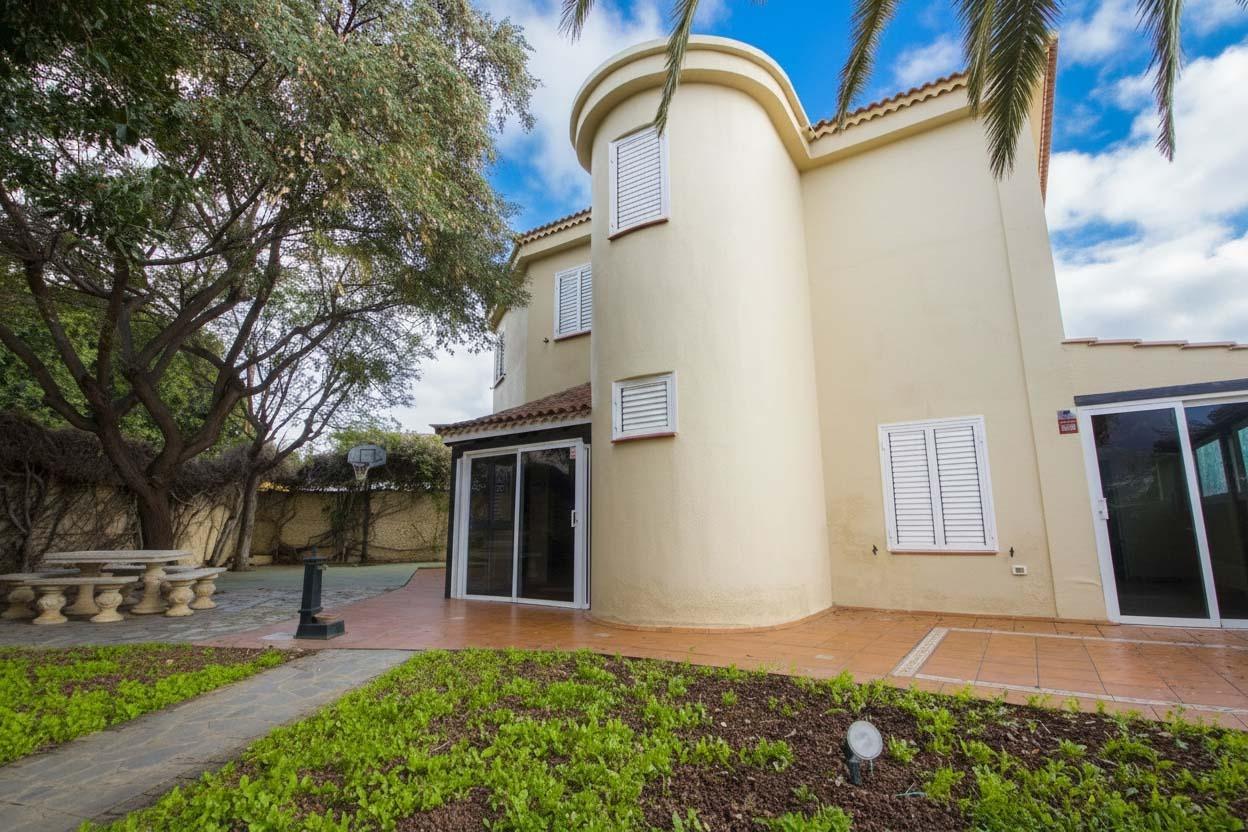 Exclusiva casa unifamiliar en entorno sereno y privilegiado - 1