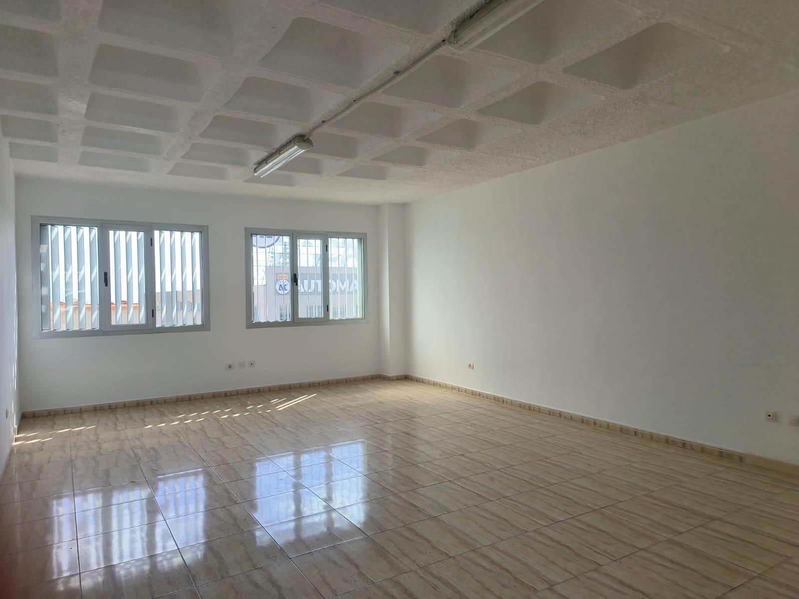 ¡OPORTUNIDAD OFICINA EN POLÍGONO COSTA SUR! - 3