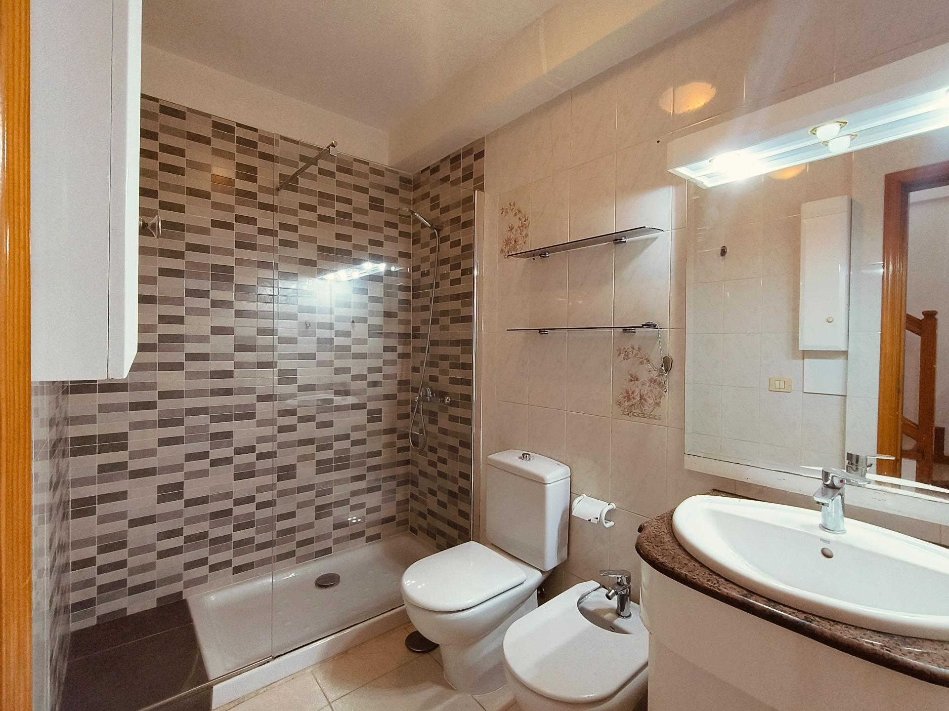 Adosado luminoso con terraza y todas las comodidades - 20