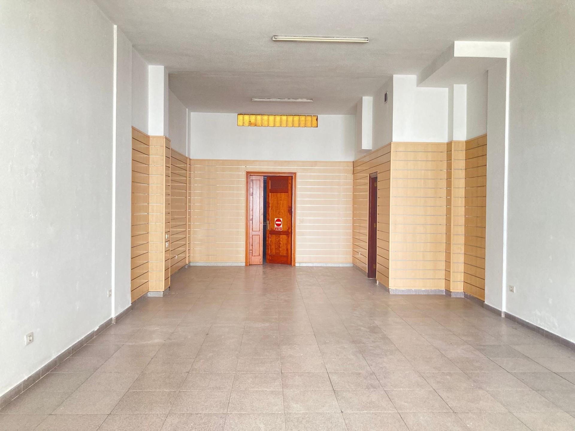 ¡OPORTUNIDAD ÚNICA! Local Comercial en Primera Línea del Puerto de la Cruz - 2