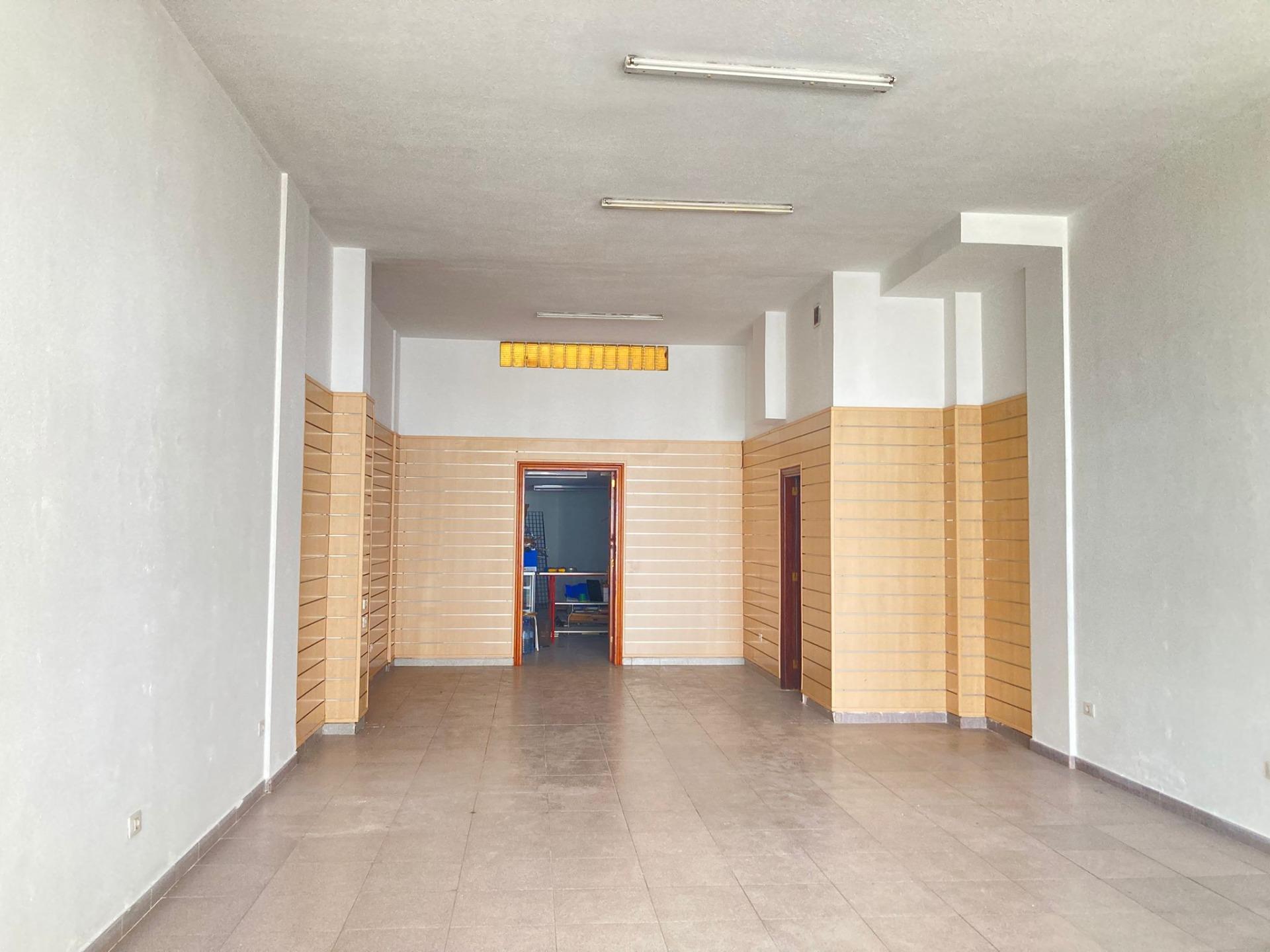 ¡OPORTUNIDAD ÚNICA! Local Comercial en Primera Línea del Puerto de la Cruz - 4