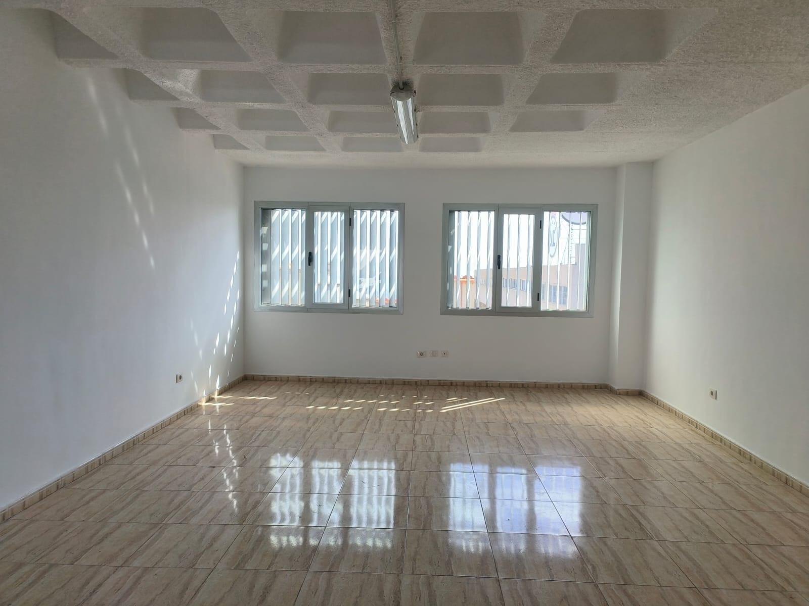 ¡OPORTUNIDAD OFICINA EN POLÍGONO COSTA SUR! - 2