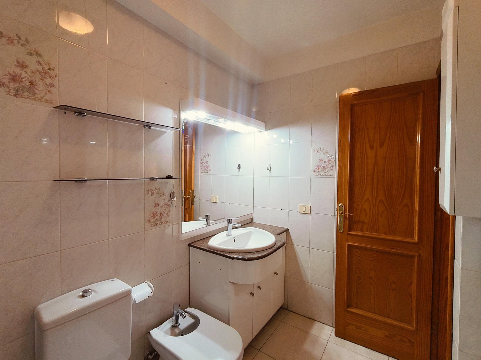 Adosado luminoso con terraza y todas las comodidades - 24