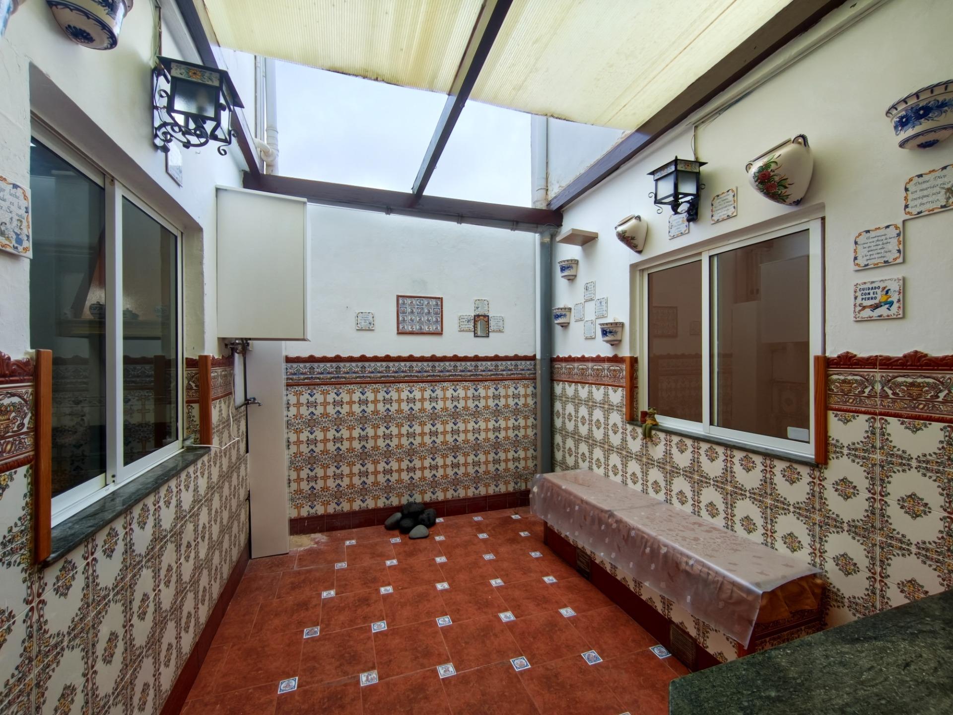 Amplia vivienda de cuatro habitaciones con dos patios - 12