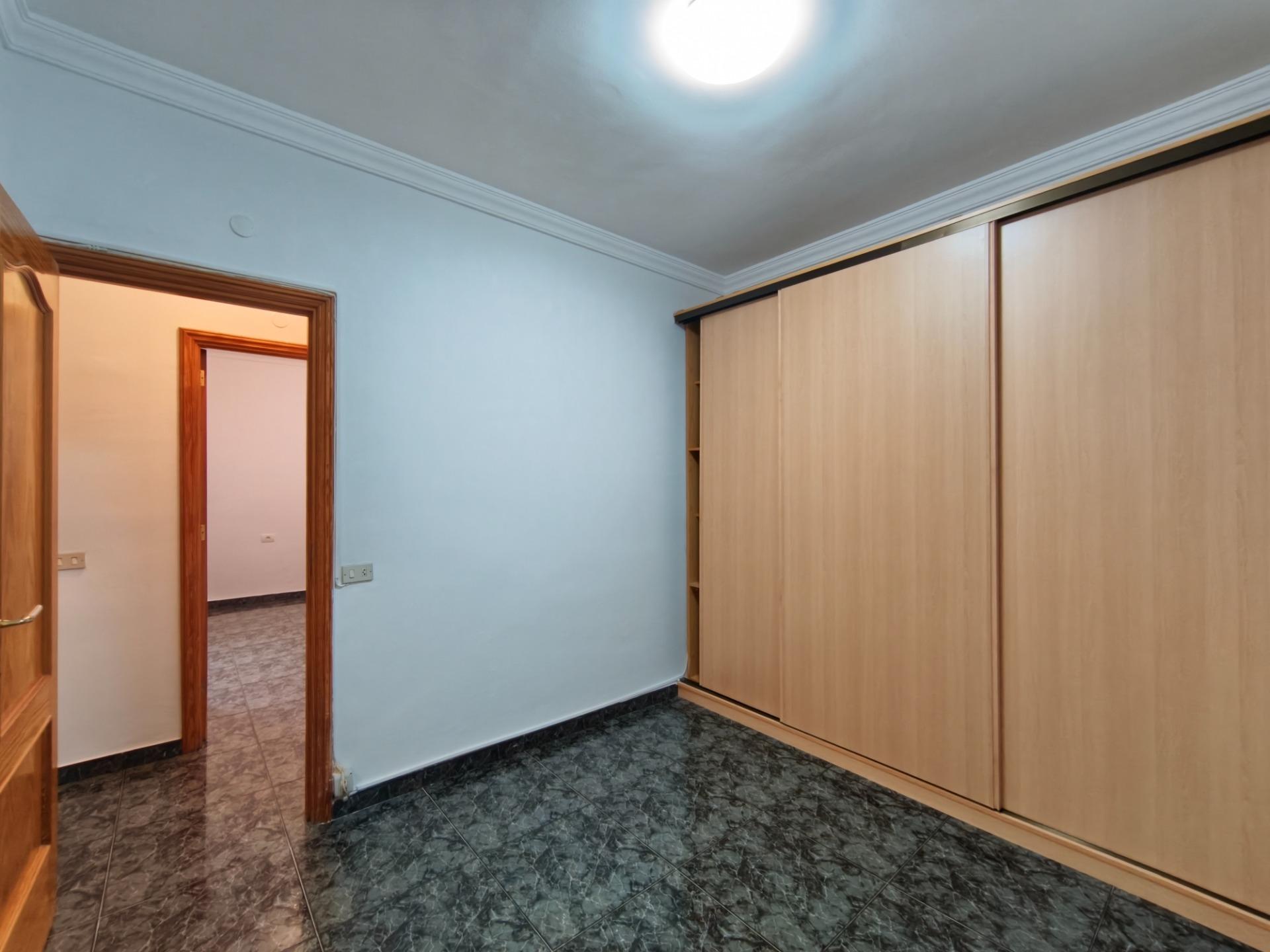 Amplia vivienda de cuatro habitaciones con dos patios - 14