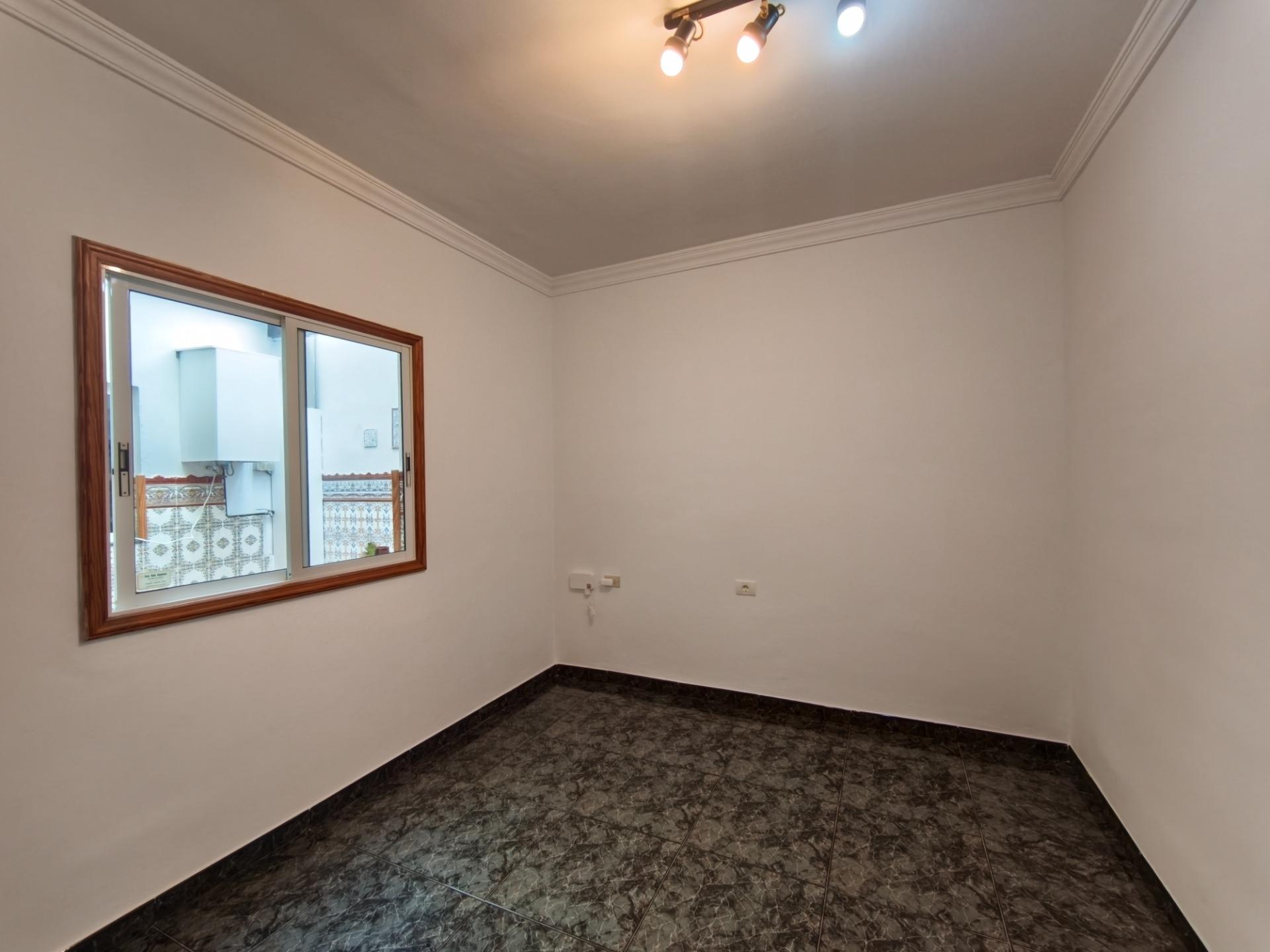 Amplia vivienda de cuatro habitaciones con dos patios - 17