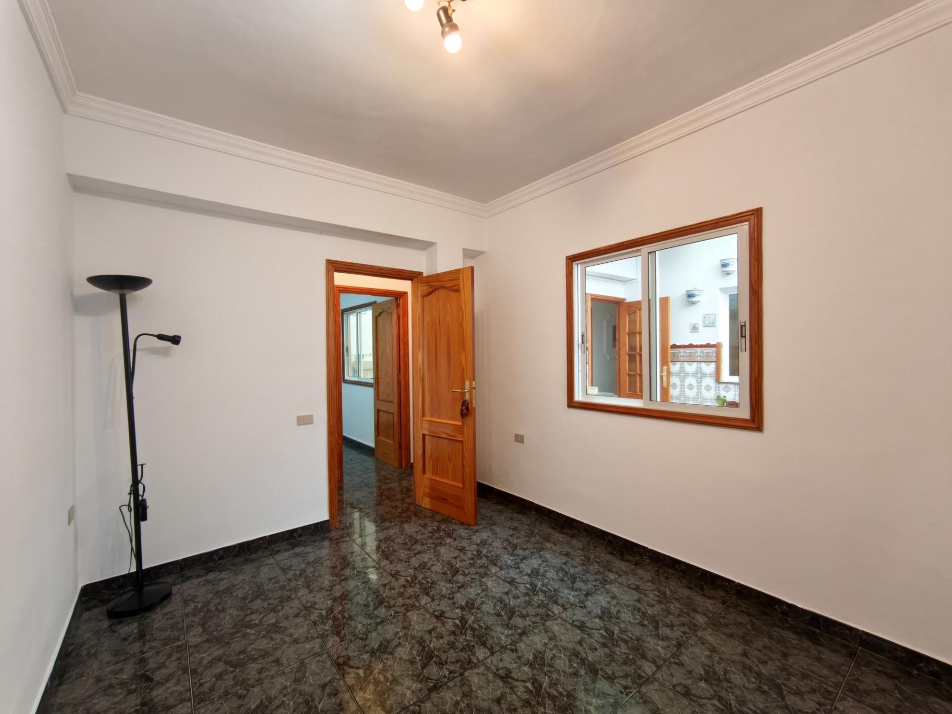 Amplia vivienda de cuatro habitaciones con dos patios - 18