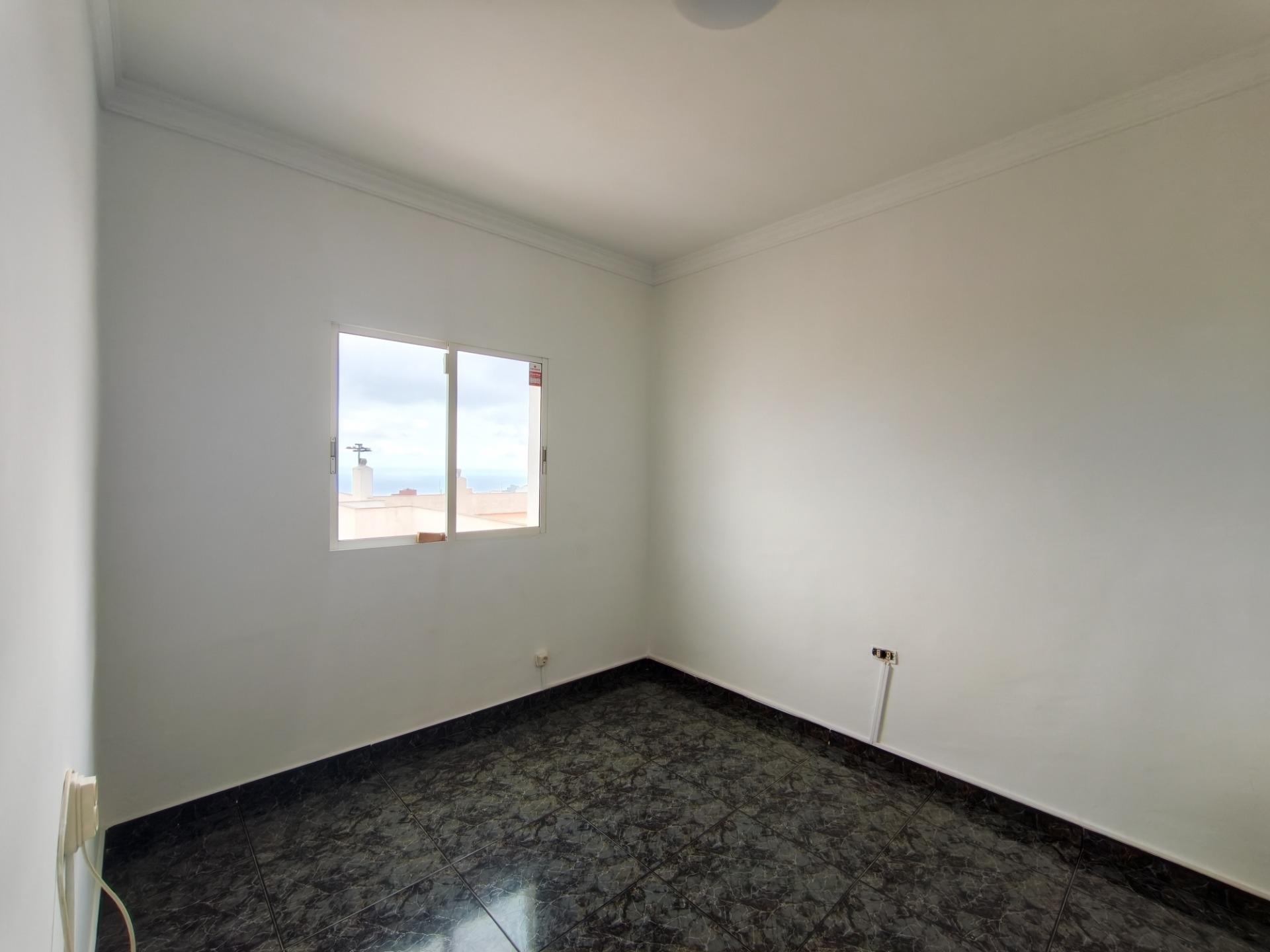 Amplia vivienda de cuatro habitaciones con dos patios - 19