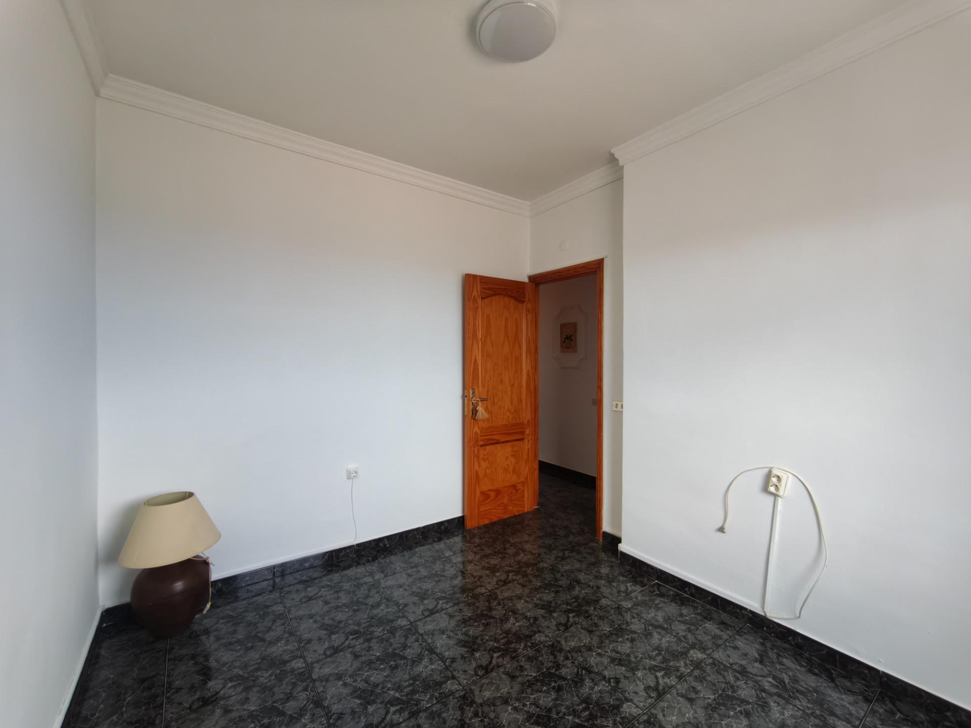 Amplia vivienda de cuatro habitaciones con dos patios - 20