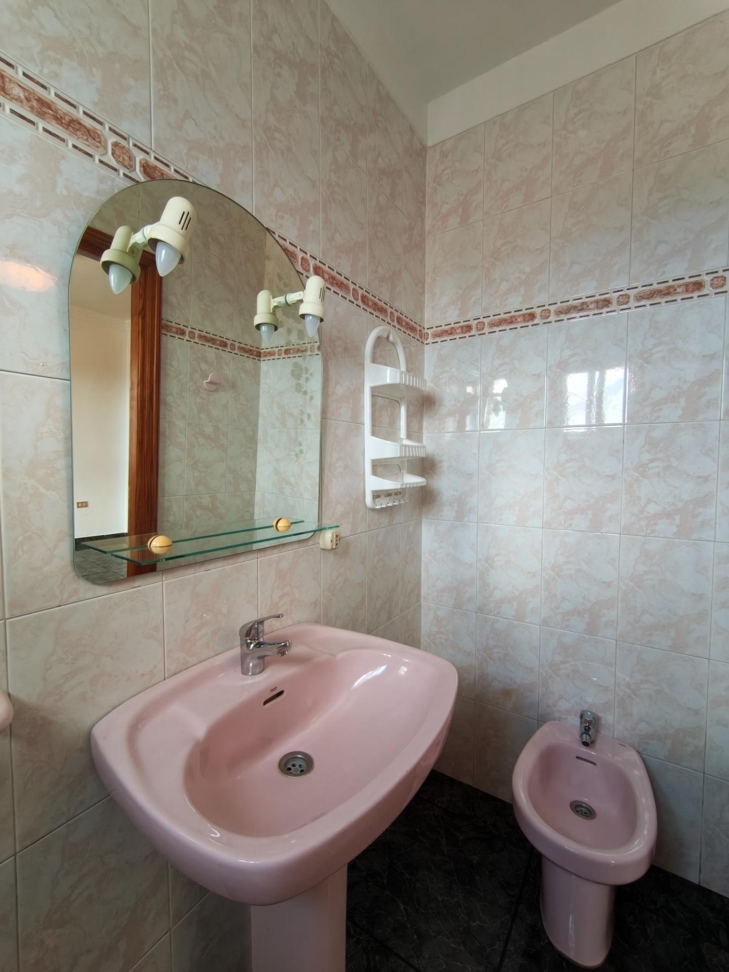 Amplia vivienda de cuatro habitaciones con dos patios - 21