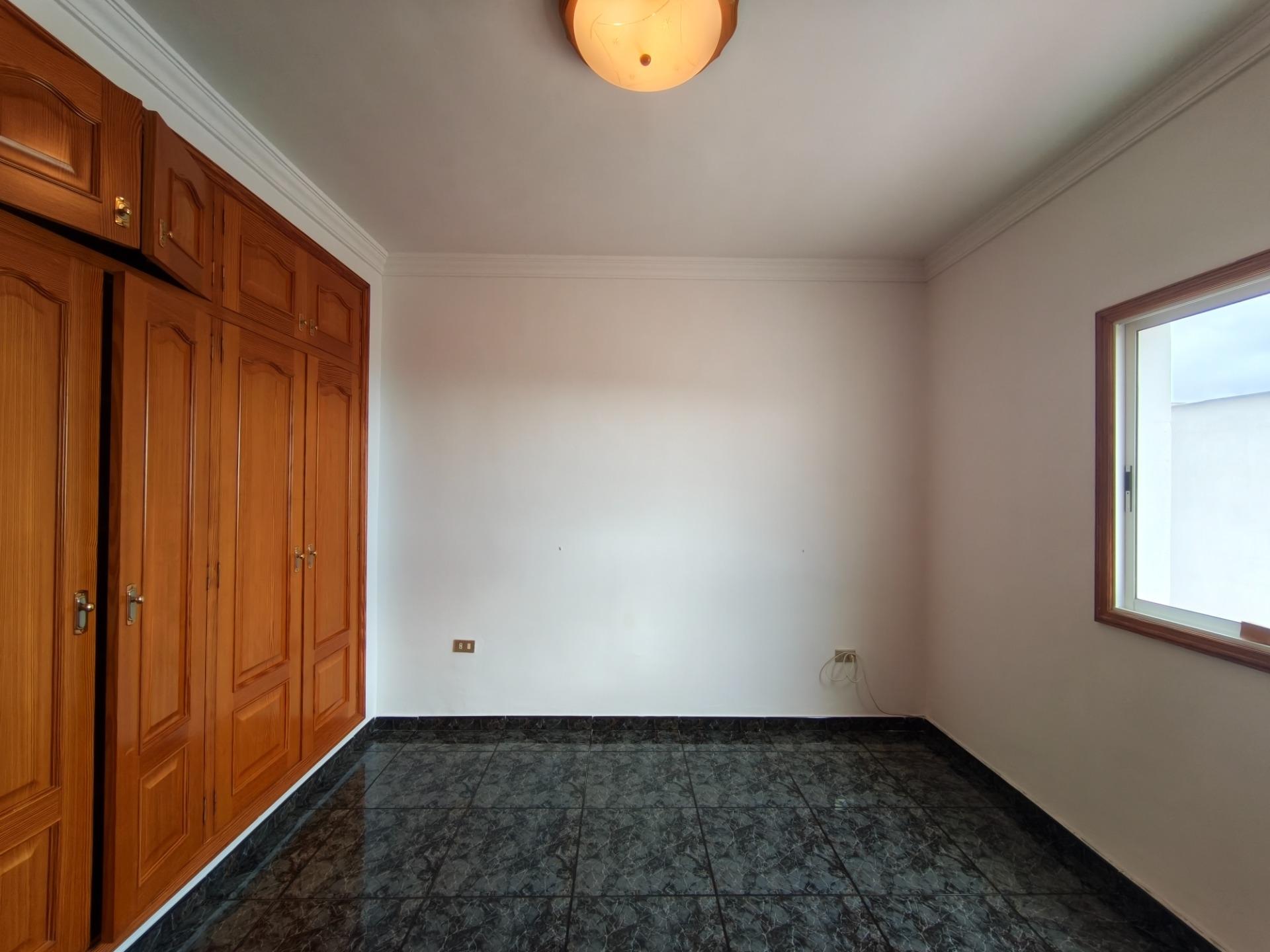 Amplia vivienda de cuatro habitaciones con dos patios - 23