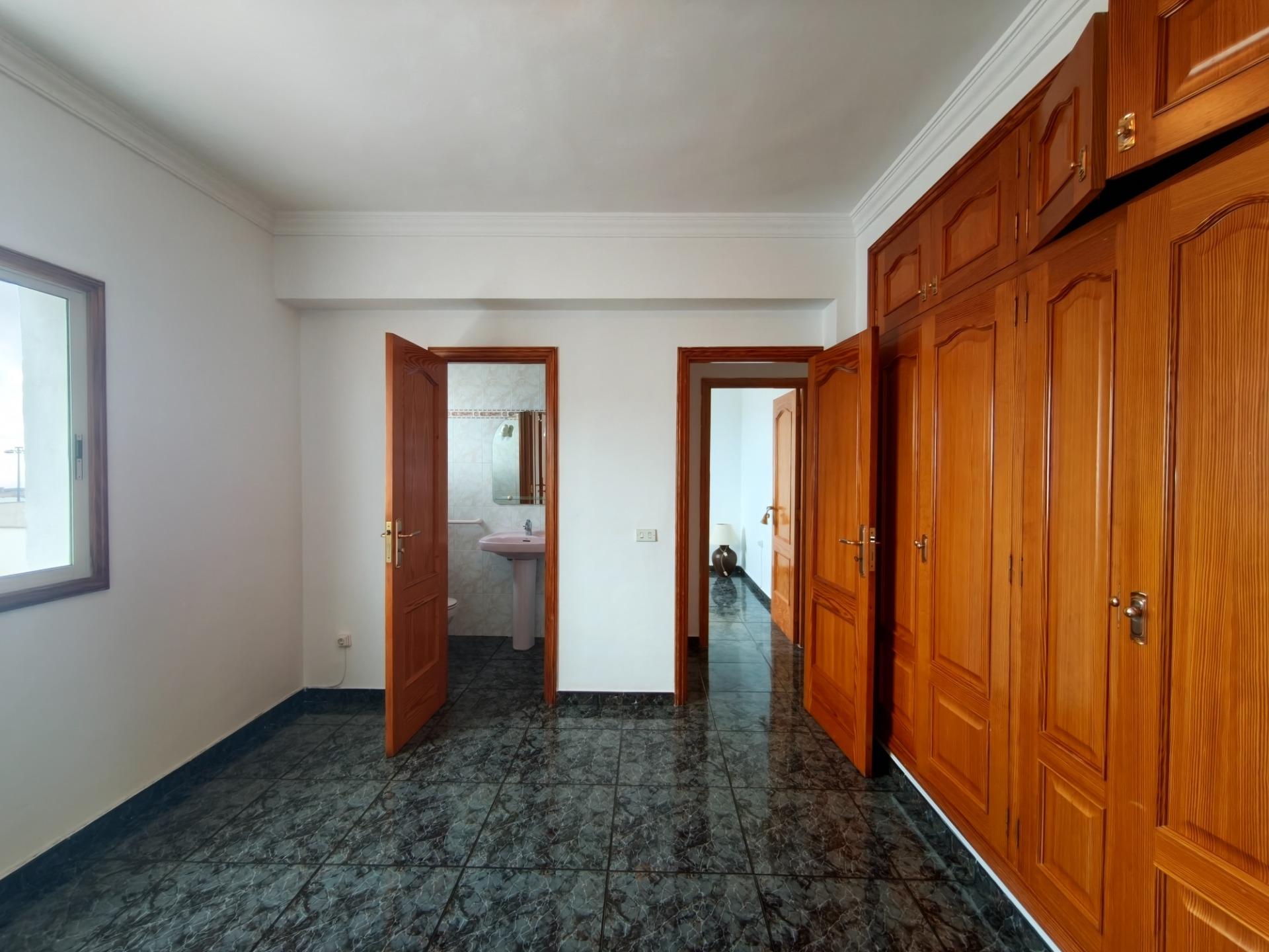 Amplia vivienda de cuatro habitaciones con dos patios - 24