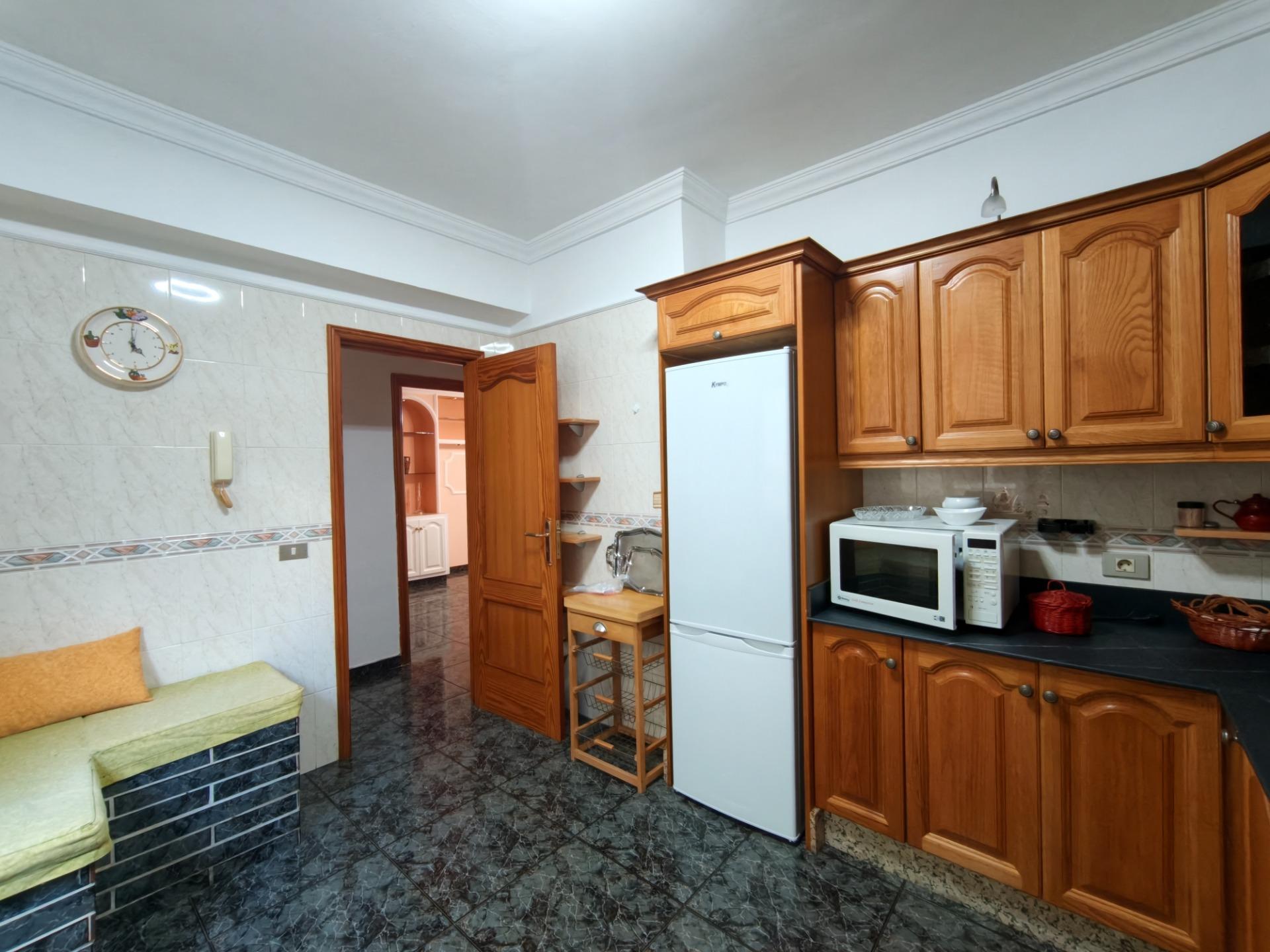 Amplia vivienda de cuatro habitaciones con dos patios - 6