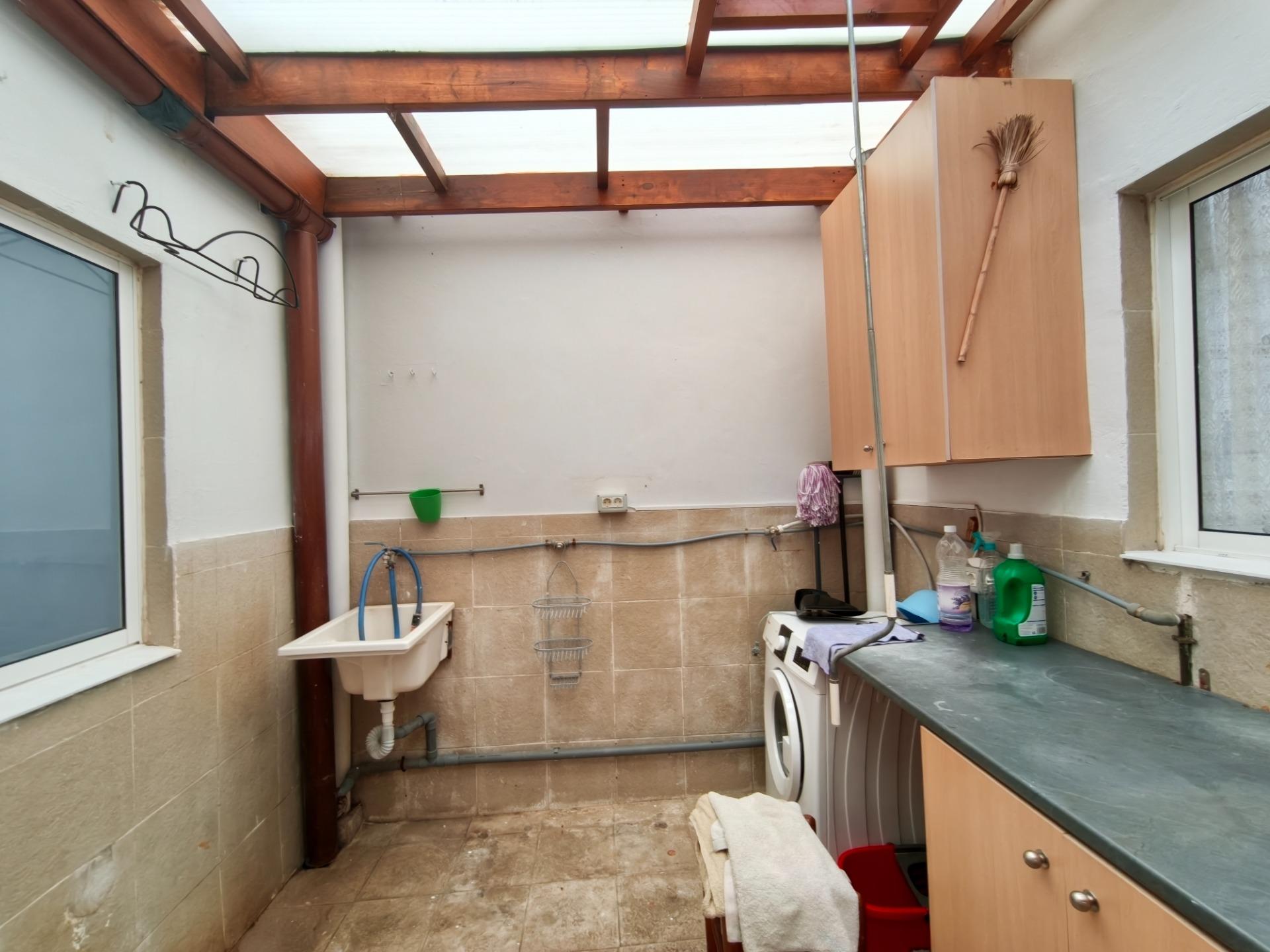 Amplia vivienda de cuatro habitaciones con dos patios - 8